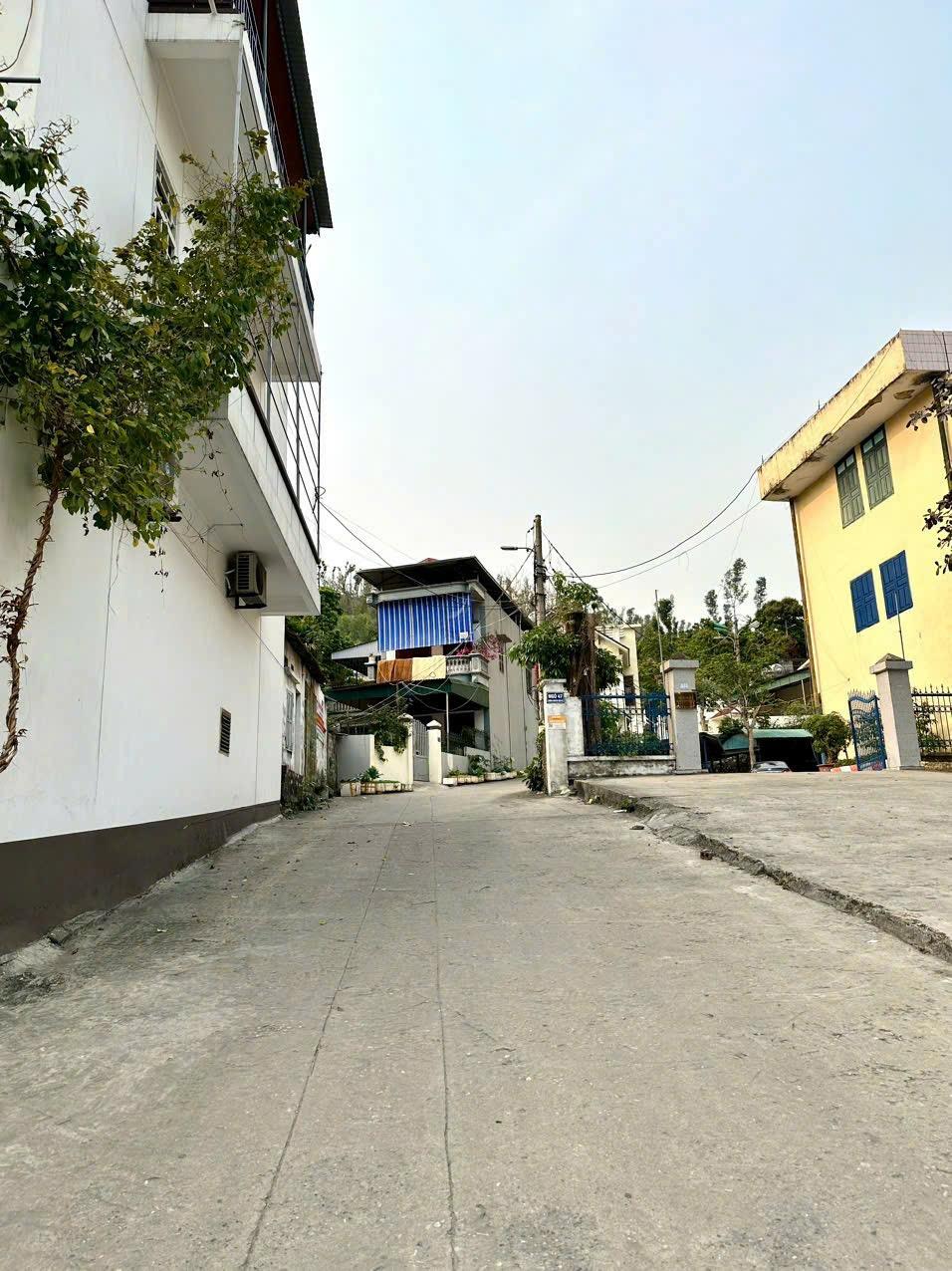 Bán gấp nhà vị trí đẹp tại trung tâm Cột 8, phường Hồng Hà, TP. Hạ Long, Quảng Ninh