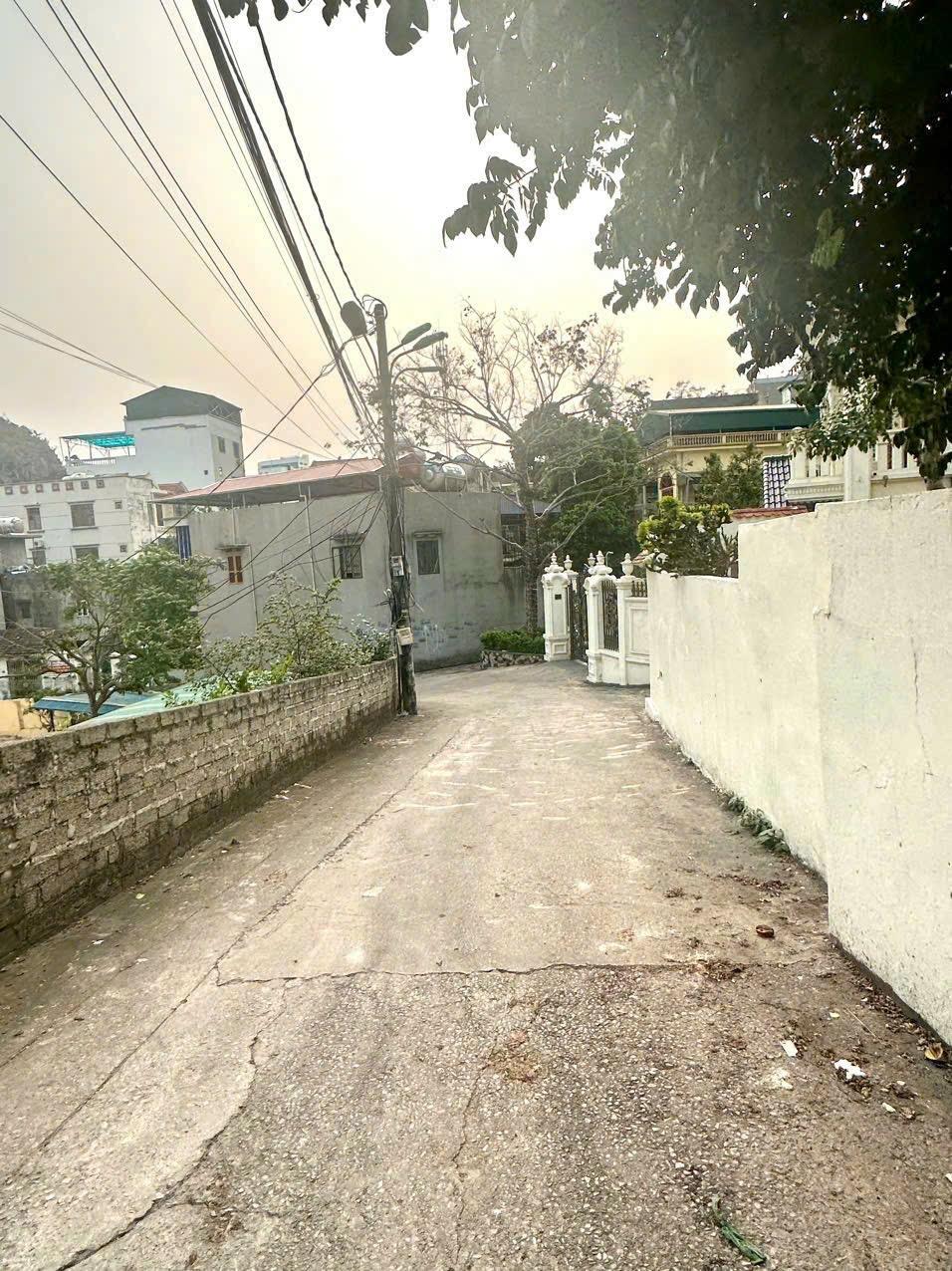 Bán gấp nhà vị trí đẹp tại trung tâm Cột 8, phường Hồng Hà, TP. Hạ Long, Quảng Ninh