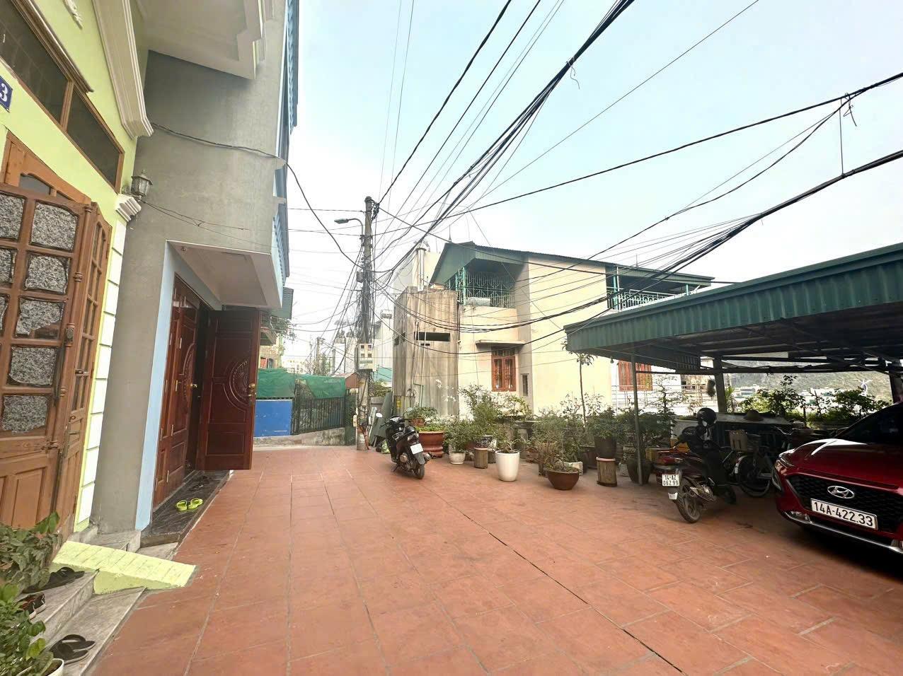 Bán gấp nhà vị trí đẹp tại trung tâm Cột 8, phường Hồng Hà, TP. Hạ Long, Quảng Ninh