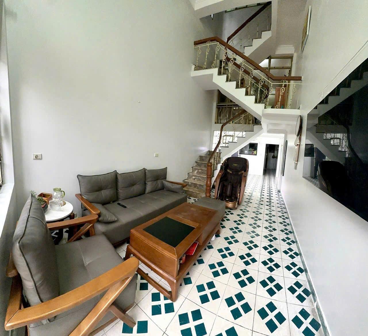 Bán gấp nhà vị trí đẹp tại trung tâm Cột 8, phường Hồng Hà, TP. Hạ Long, Quảng Ninh