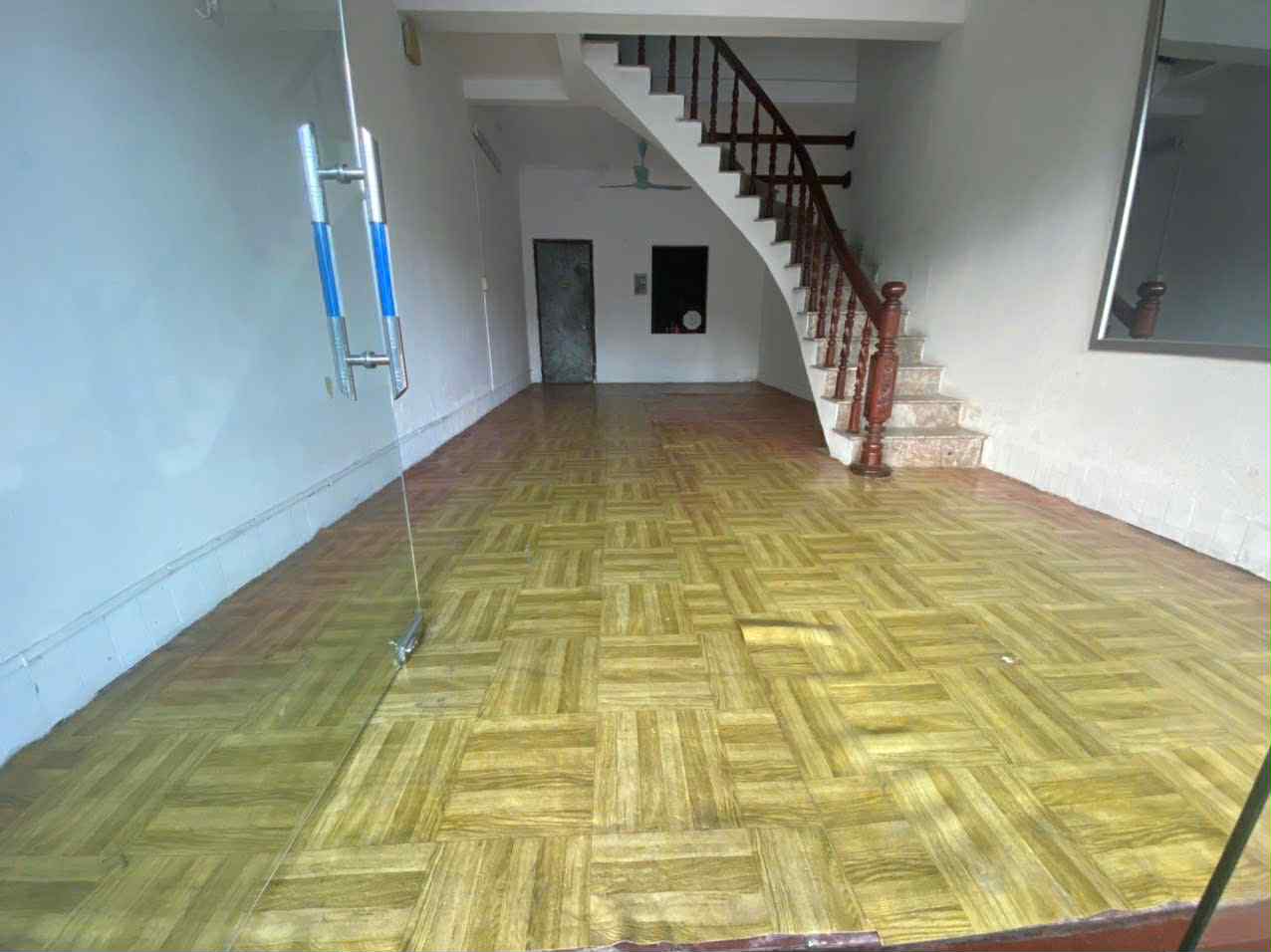 Chính chủ cần bán gấp nhà mặt tiền ở 385 Nguyễn Văn Cừ – P. Hồng Hải – Tp Hạ Long – Quảng Ninh