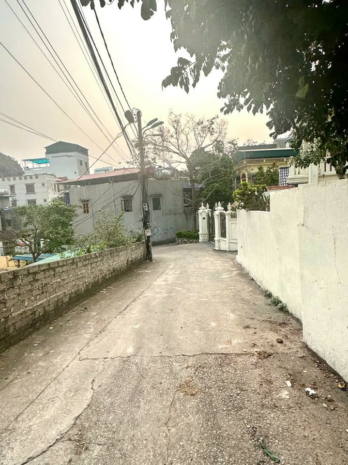 Chính chủ cần bán đất đẹp ô tô vào tận nơi tại trung tâm cột 8, phường Hồng Hà, TP. Hạ Long, Quảng Ninh